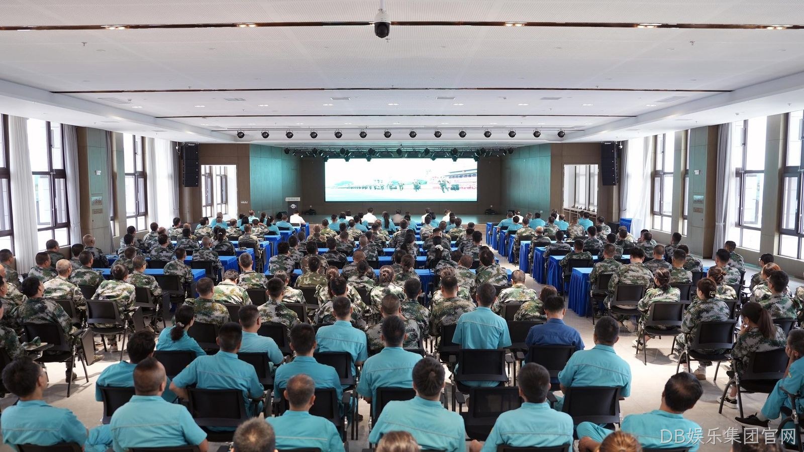 DB娱乐集团官网组织全体员工观看抗战胜利80周年阅兵仪式